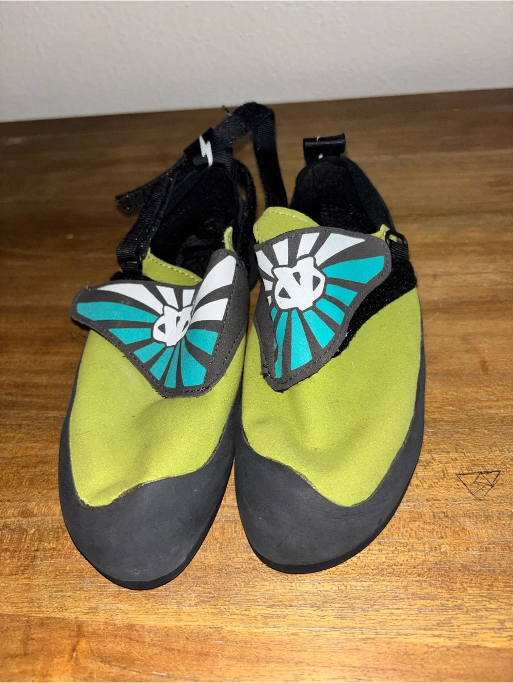 Evolv Size 3 Shoes Boys Europe size 34.5
